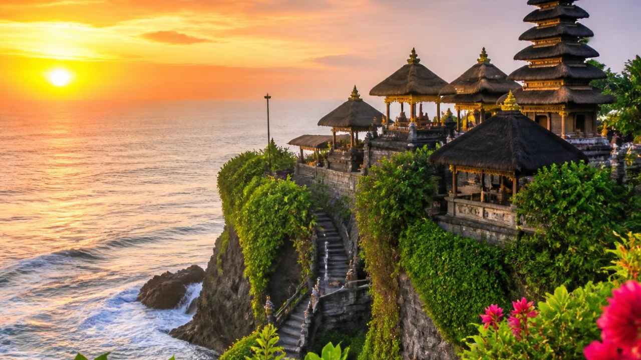 Suasana matahari terbenam (sunset) di Bali dengan langit jingga di atas cakrawala pantai