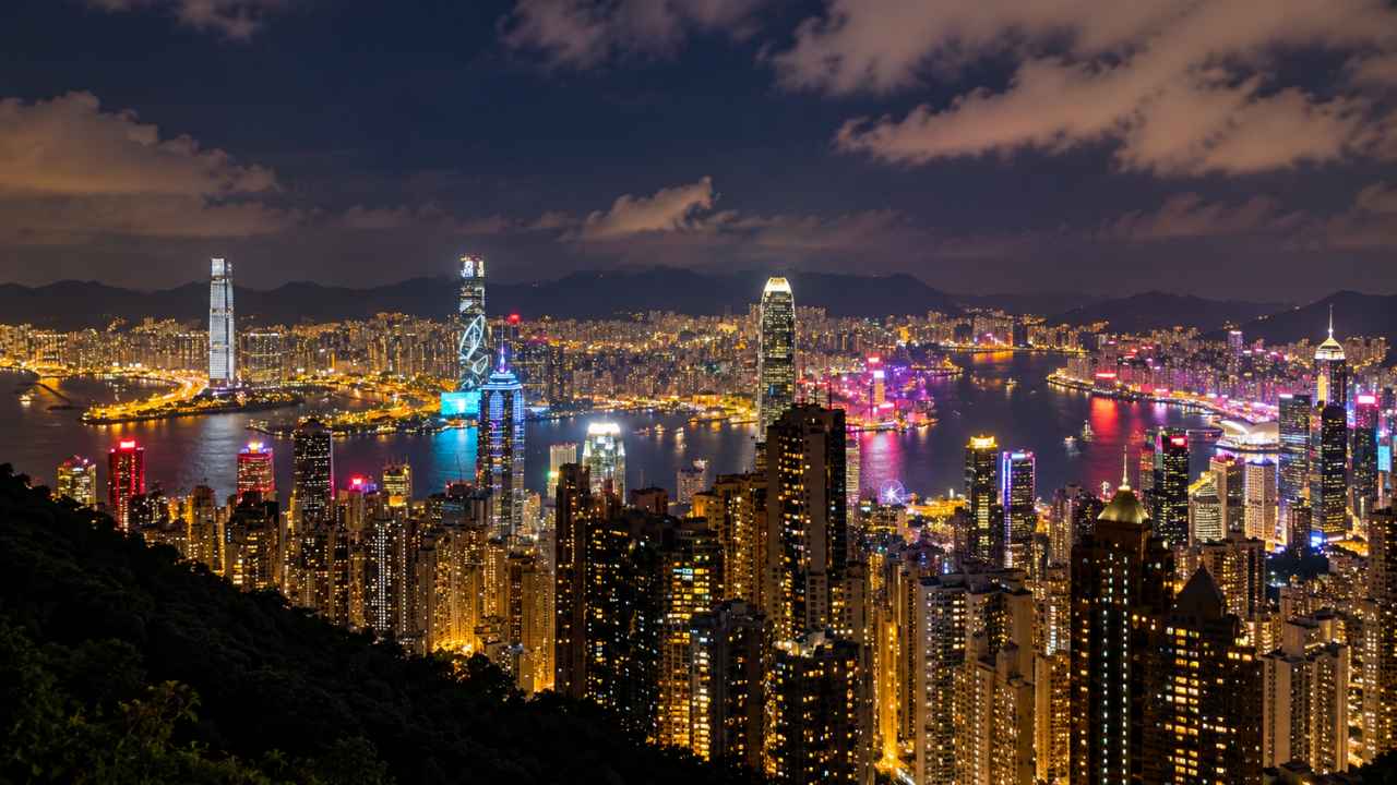 Panorama cakrawala Hong Kong dan Victoria Harbour yang terlihat dari Victoria Peak