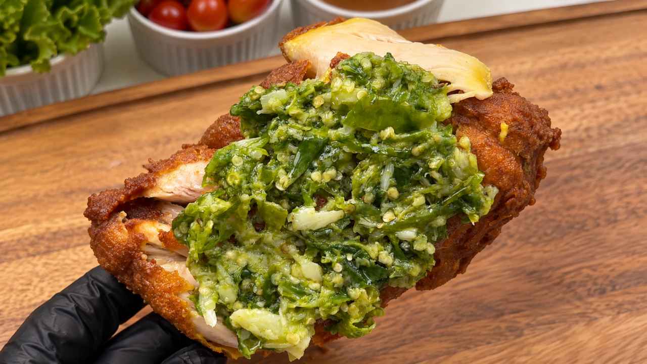 Ayam goreng Indonesia dengan sambal cabe ijo melimpah ala ayam geprek dan ayam penyet