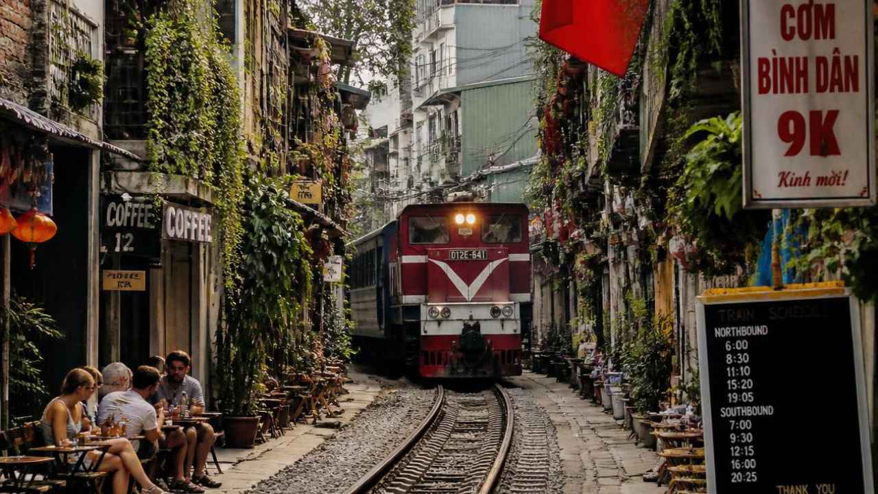 Danau Hoan Kiem dan kawasan Kota Tua Hanoi dengan lalu lintas sepeda motor di sekelilingnya