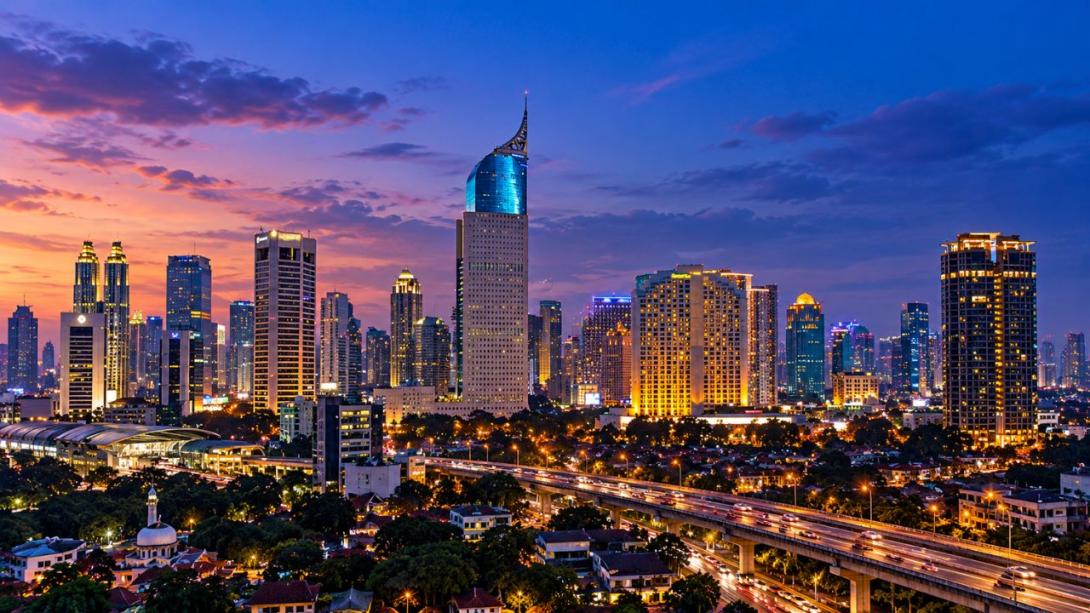 Panorama gedung pencakar langit Jakarta di kawasan Sudirman-Thamrin saat senja