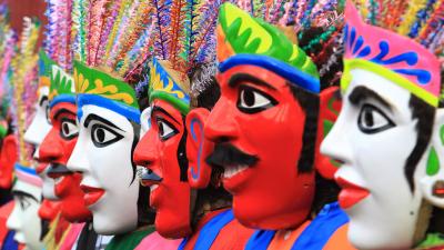 El ondel-ondel es una forma de arte escénico tradicional betawi que se suele representar en festivales folclóricos. Parece representar a los antepasados ​​o antepasadas que velan constantemente por sus hijos, nietos o habitantes de una aldea.
