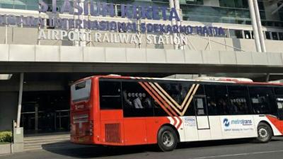 Trans Jakarta di depan stasiun kereta layang/kereta bandara.