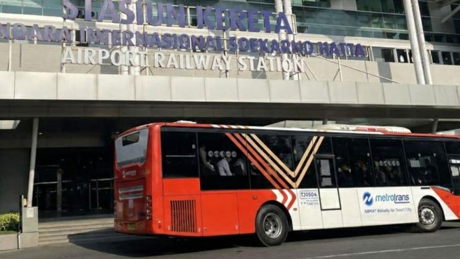 Trans Jakarta em frente à estação de comboio elevado/comboio do aeroporto.